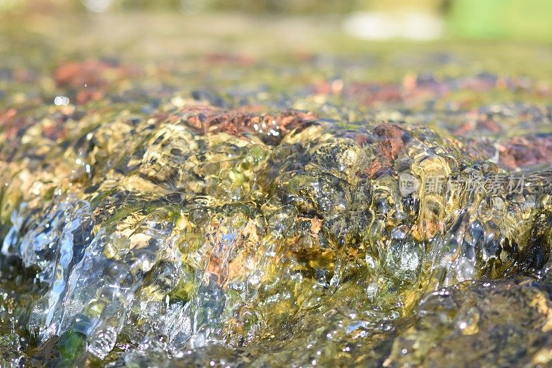 水在小溪中流动