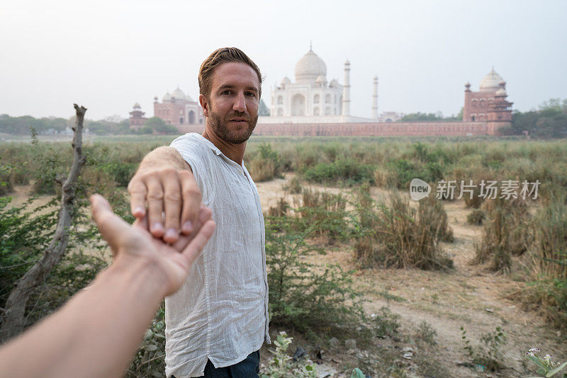 跟我去印度的泰姬陵。男游客带着女友来到阿格拉宏伟著名的陵墓。人们旅游的概念