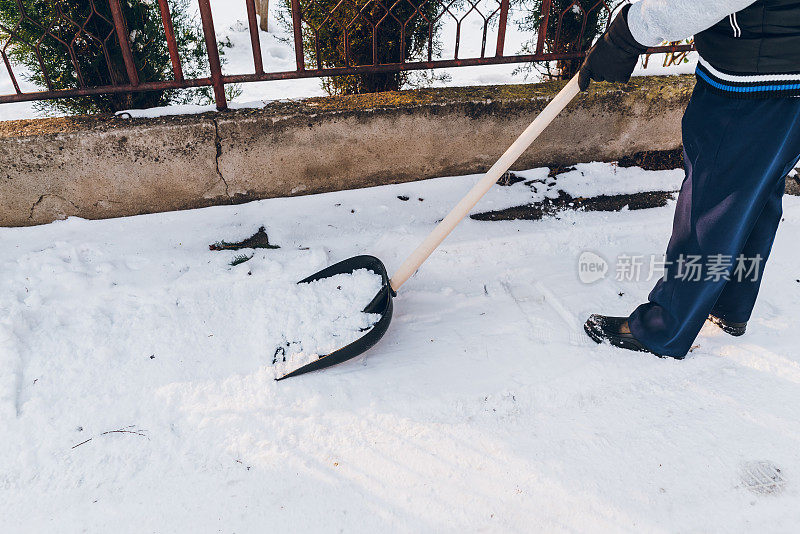 人清理积雪