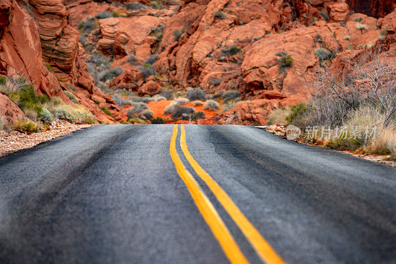 红岩峡谷沙漠公路