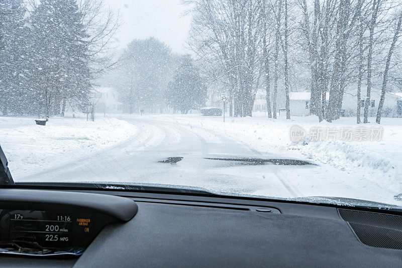 滑郊区街道冬季暴风雪驾驶