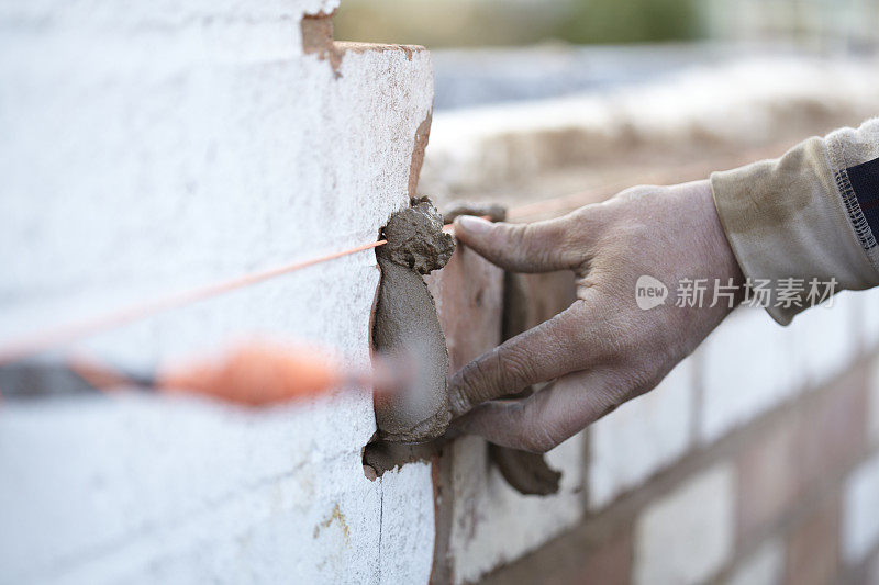 砖匠用再生砖建造新的扩建部分