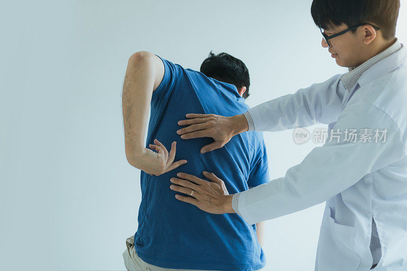 病人指给理疗师检查肌肉疼痛的地方。