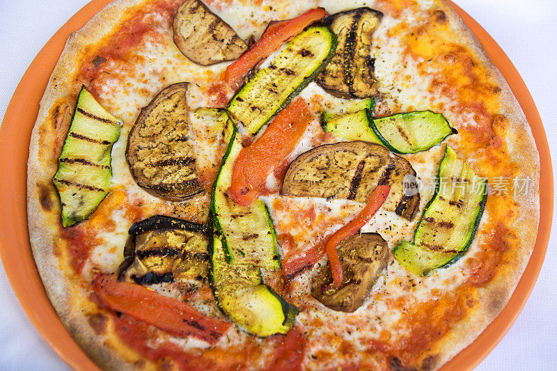 素食披萨配各种烤蔬菜