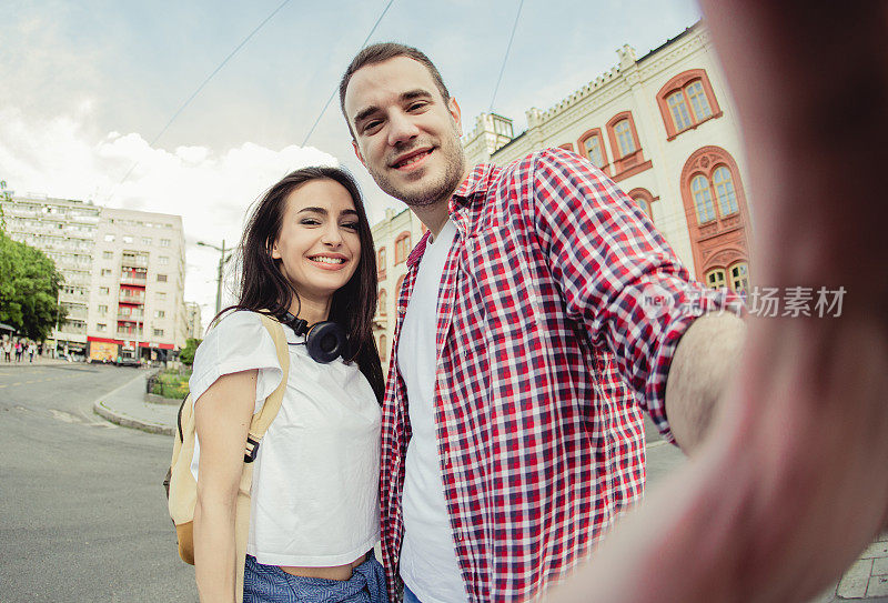 一对年轻夫妇在街上拍照