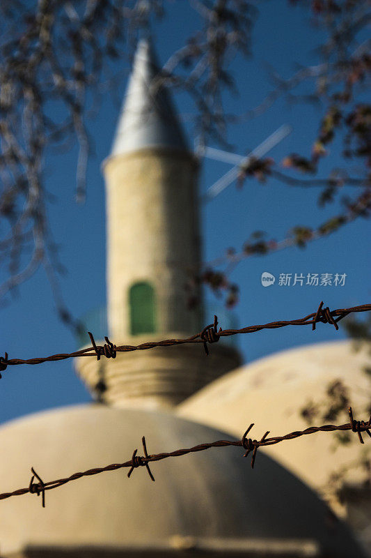在铁丝网后面的清真寺