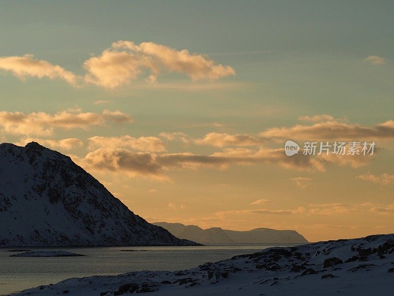 日落时的北极海景