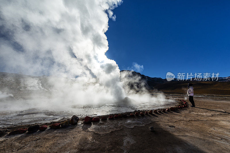 火山地区-间歇泉-埃尔塔提奥-地热能-阿塔卡马沙漠-安第斯高原-自然景观-干旱气候-安第斯山脉-山谷