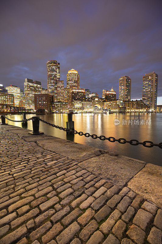 美国马萨诸塞州波士顿市夜间的天际线