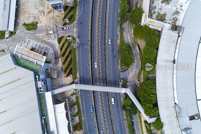 无人机鸟瞰图从上到下的道路交叉口的交通背景图像