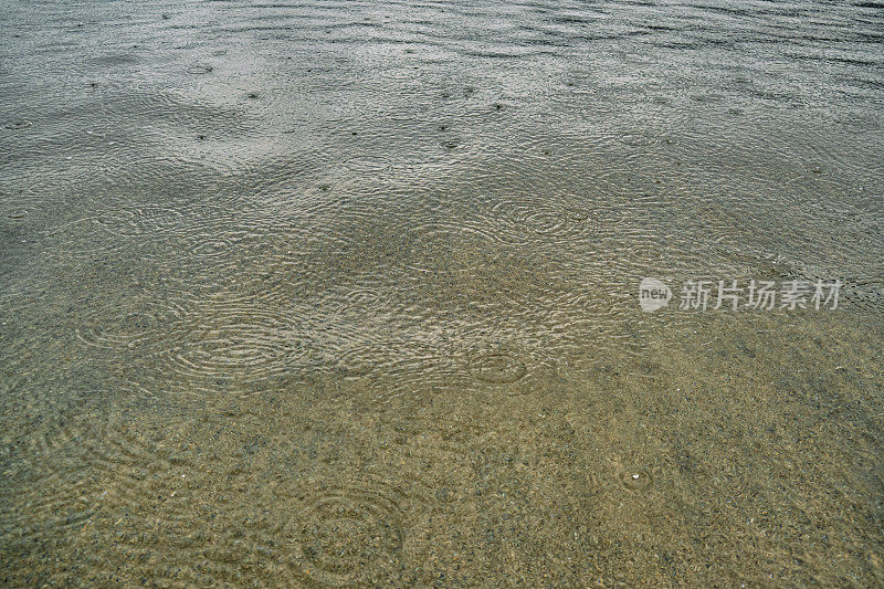 6月的一天，纽基菲斯特拉海滩上下着大雨。