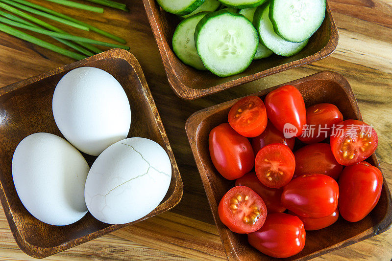 素食早餐，煮鸡蛋和新鲜蔬菜-黄瓜，西红柿