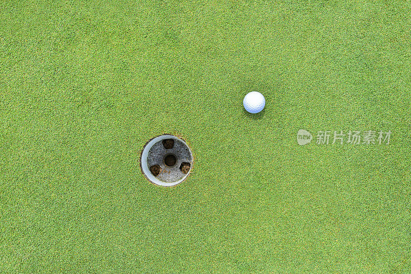 高尔夫球在绿洞附近