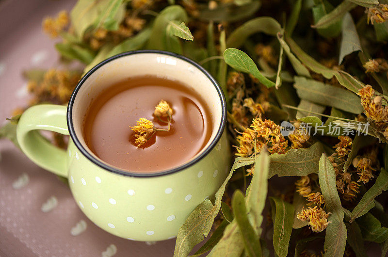 一杯菩提叶花草茶