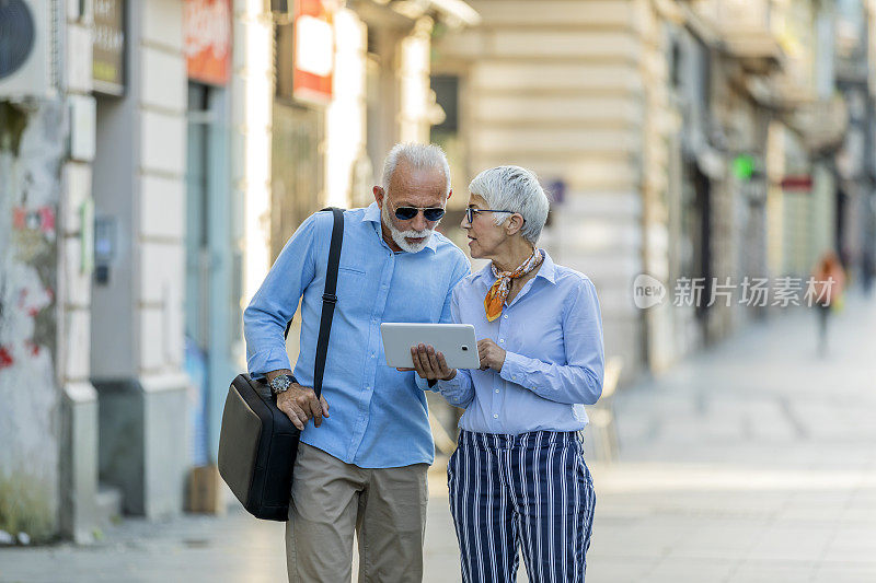 在市中心散步的商务夫妇