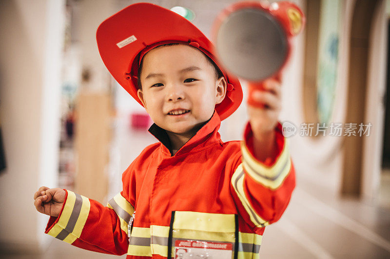 蹒跚学步的孩子穿着消防服