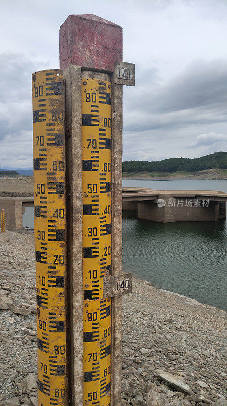 水位计或权杖水位计显示在大坝的水量的水表。水位测量。