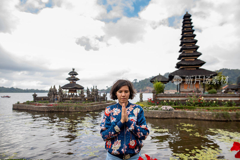 妇女在巴厘岛寺庙祈祷，普拉乌伦达努布拉坦