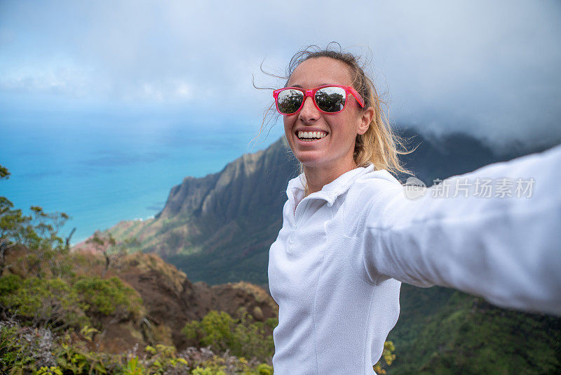 在夏威夷徒步旅行自拍的女人