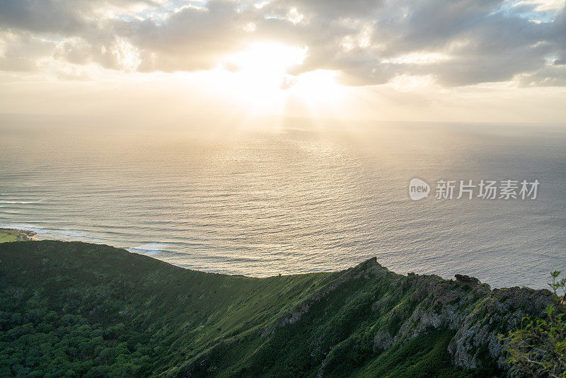 太阳从地平线上升起，从山顶俯瞰，夏威夷