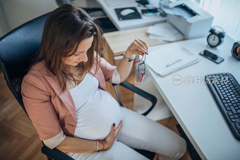 怀孕的女商人在办公室工作