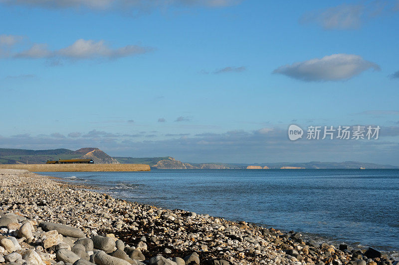 英国多塞特莱姆湾的海岸线