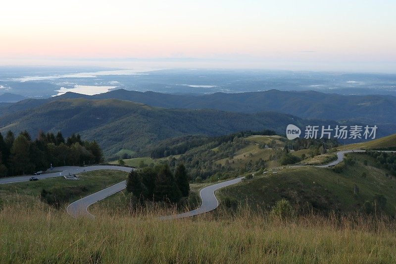 日出时蜿蜒的山路景色