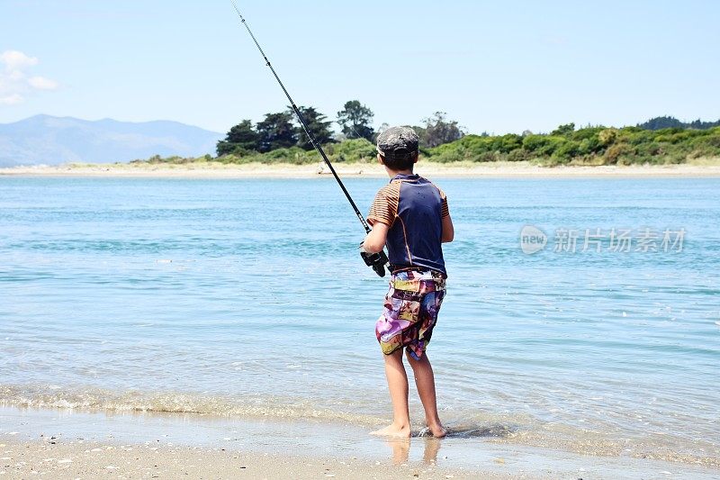 在海边钓鱼的小男孩