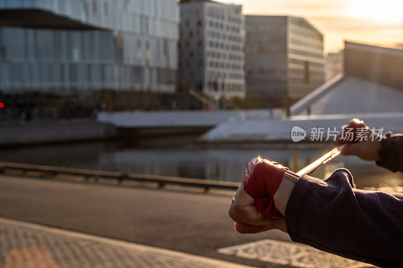 女人在清晨锻炼。