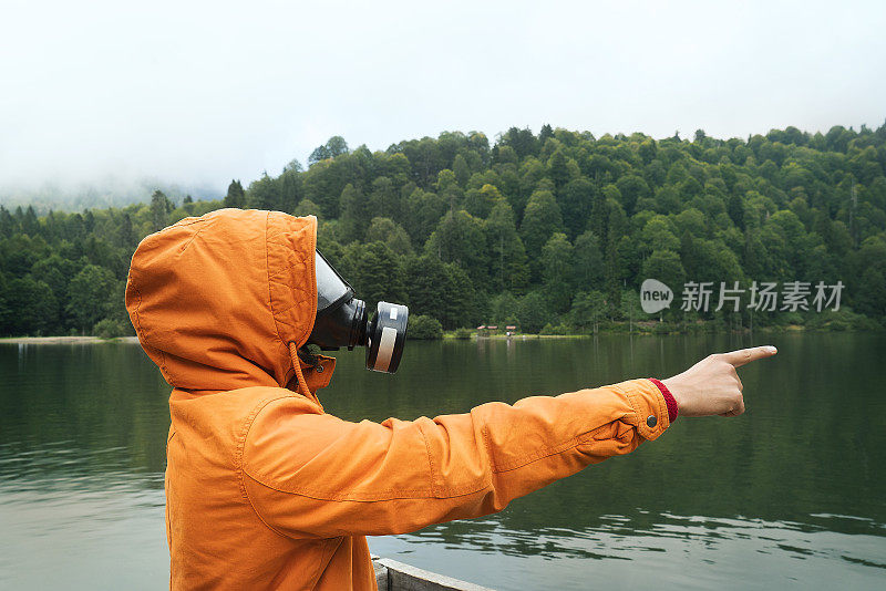 防毒面具橙色雨衣的人