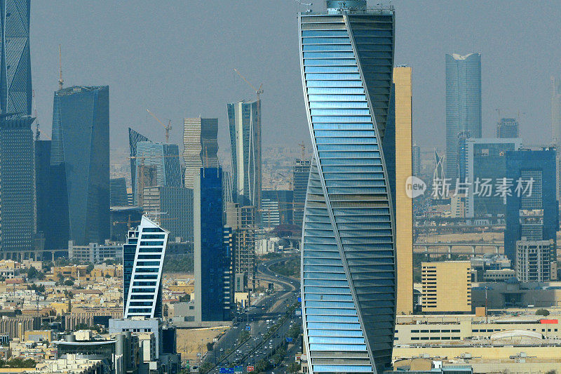螺旋形的Majdoul塔，左边是NKY塔和Nakheel塔，右边是拉法尔塔、米格塔和优雅塔，背景是沙特阿拉伯利雅得法赫德国王路的阿卜杜拉国王金融区