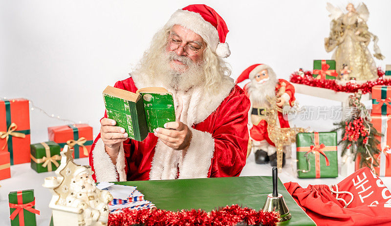 圣诞老人在看书