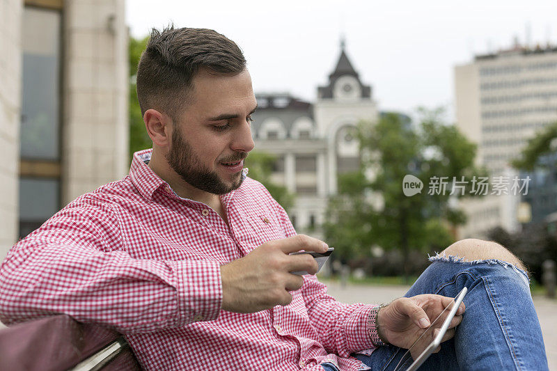 用数码平板电脑和信用卡的男人