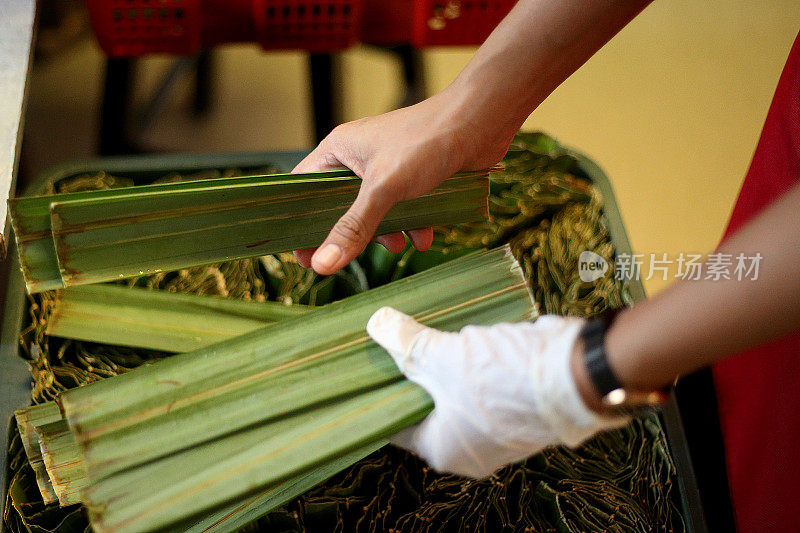 典型亚洲食品:“Otak-otak”(烤Attap叶包鱼饼)