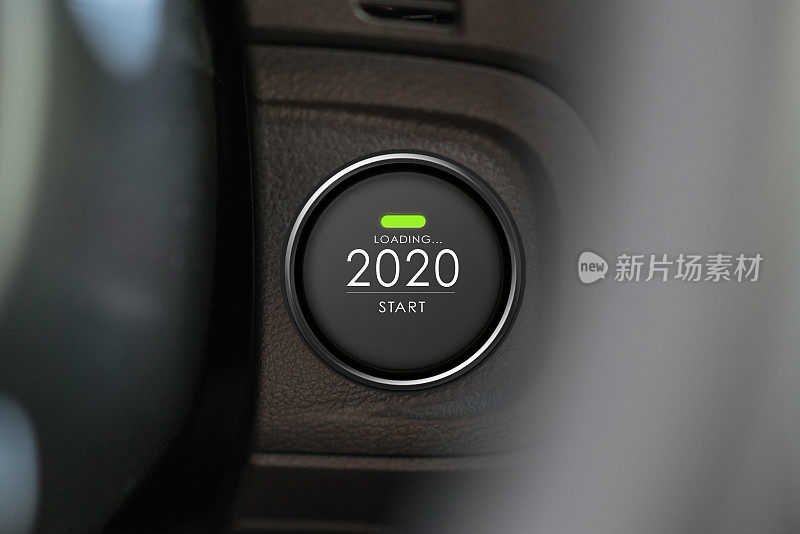 汽车启动按钮在仪表板上-新年的概念