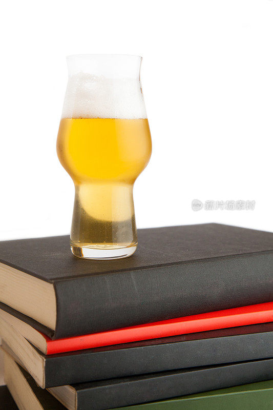 一杯啤酒和一本书