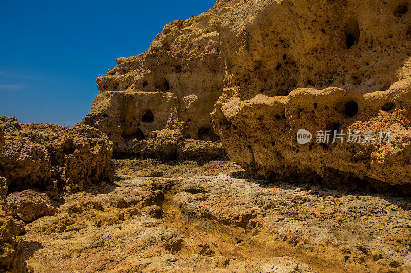 海滩和岩石在葡萄牙阿尔沃在夏末太阳的海景图像