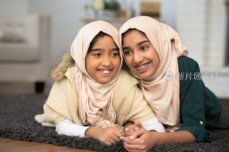两个穆斯林姐妹肖像库存照片