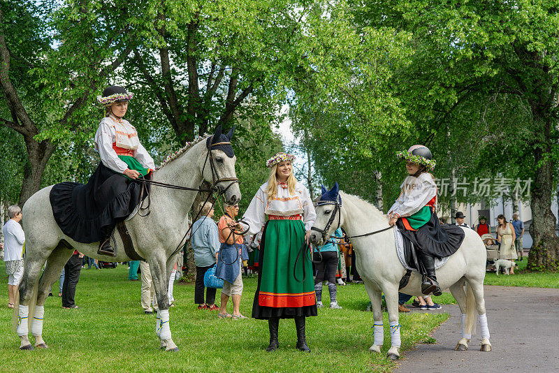 在奥尔萨准备瑞典传统的仲夏游行