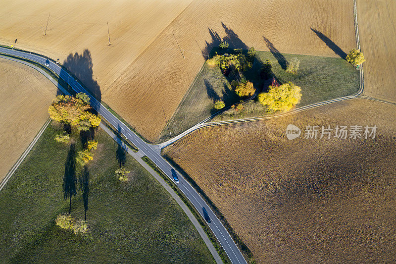 田野间的秋路，鸟瞰图