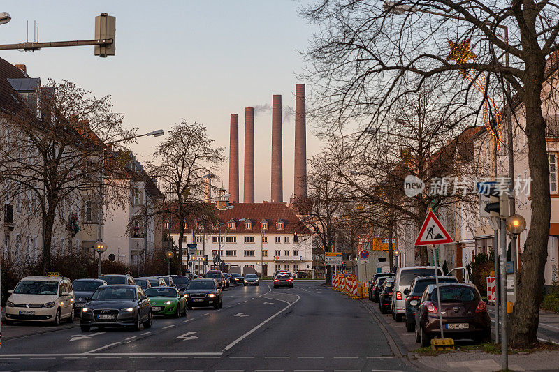 大众汽车工厂的烟囱占据了沃尔夫斯堡的街景