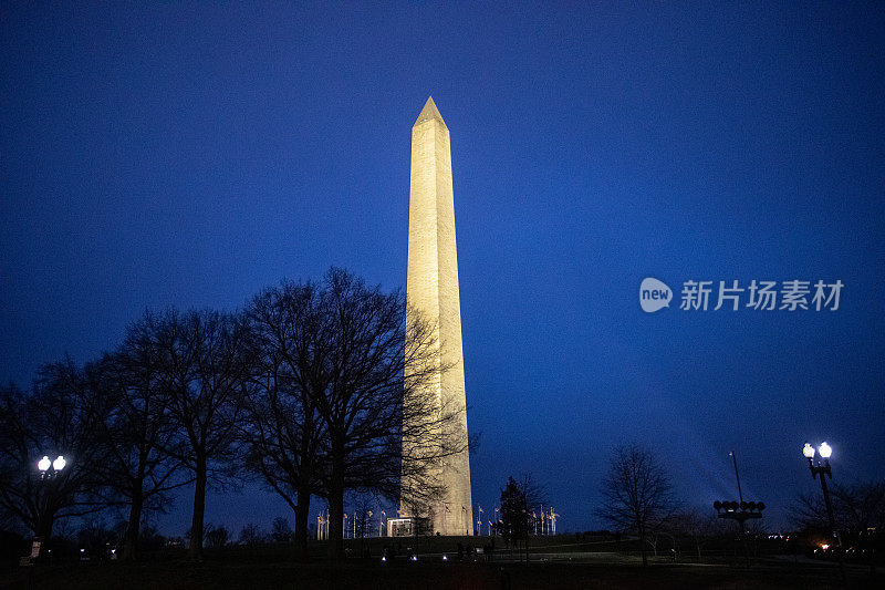 华盛顿纪念碑周围是美国国旗