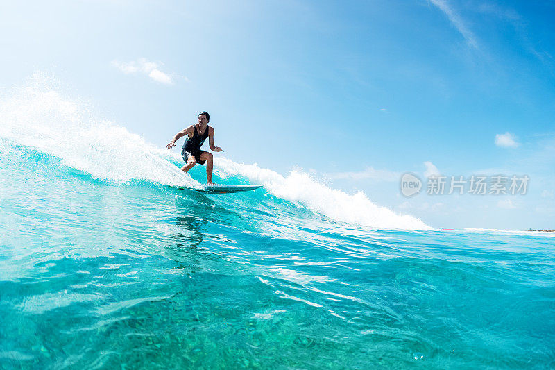 一名西班牙年轻人在马尔代夫的苏丹冲浪点冲浪