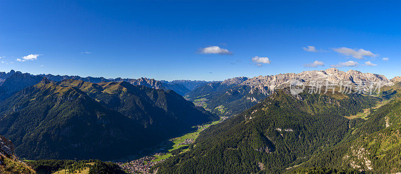意大利-法沙山谷，由一些最著名的多洛米特山脉群