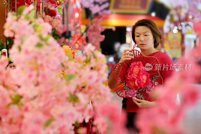 中国新年:购买装饰品和装饰品