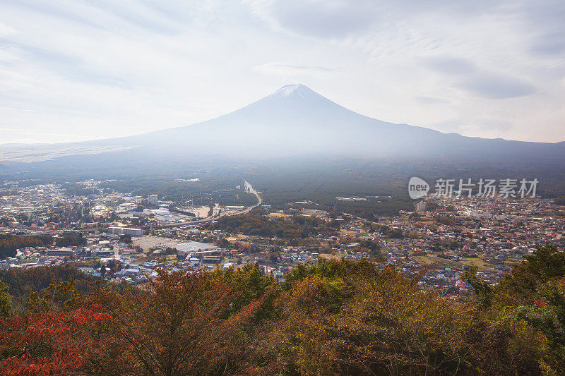 日本富士山高地背后的富士山