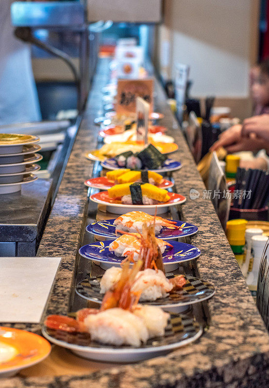 寿司在日本的传送带餐厅里随处可见