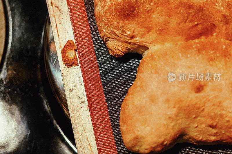 把新鲜的夏巴塔面包放在烤垫上烤
