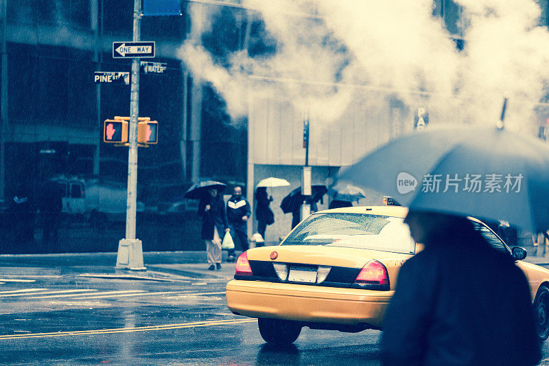 出租车和行人穿过纽约市
