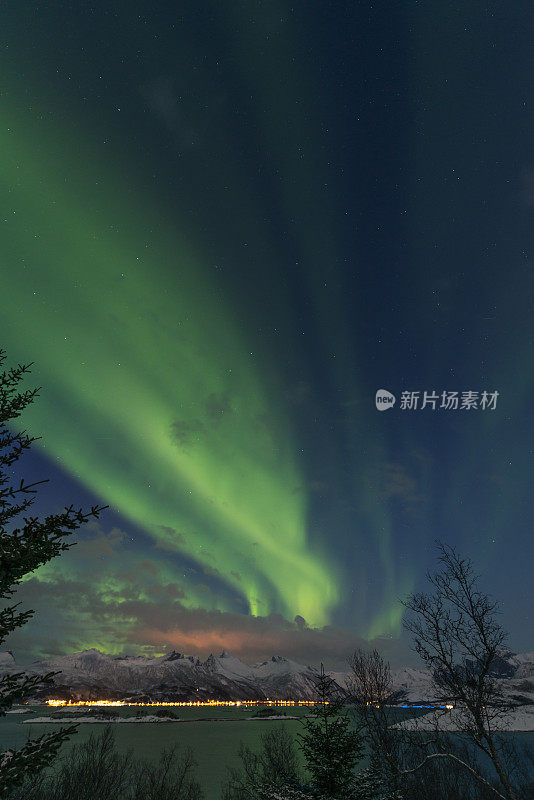 挪威北部Senja岛寒冷冬夜的北极光